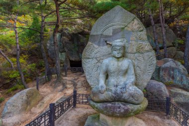 Kore Cumhuriyeti 'ndeki Namsan Milli Parkı' nda Buda heykeli.