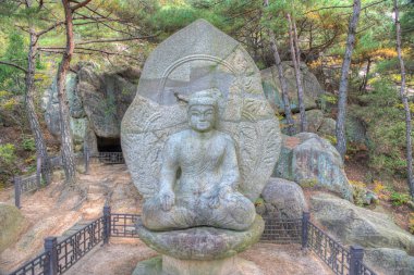 Kore Cumhuriyeti 'ndeki Namsan Milli Parkı' nda Buda heykeli.