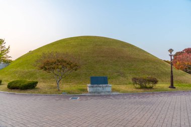 Kore Cumhuriyeti 'nin Gyeongju şehrinde bulunan birkaç kraliyet mezarının bulunduğu Tumuli parkının günbatımı manzarası.