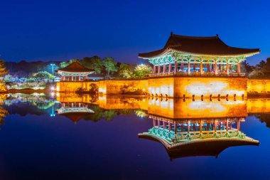 Kore 'nin Gyeongju kentindeki Anapji Gölü' nün gece manzarası. 