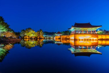 Kore 'nin Gyeongju kentindeki Anapji Gölü' nün gece manzarası. 