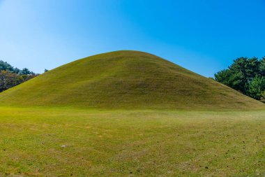 Kore Cumhuriyeti 'nin Gyeongju şehrinde birkaç kraliyet mezarı bulunan Tumuli Parkı.