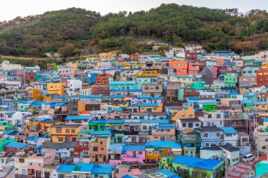 Kore 'nin Busan kentindeki Gamcheon kültür köyündeki renkli yüzler.