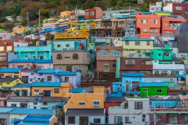 Kore 'nin Busan kentindeki Gamcheon kültür köyündeki renkli yüzler.