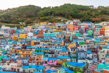 Kore 'nin Busan kentindeki Gamcheon kültür köyündeki renkli yüzler.