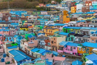 Kore 'nin Busan kentindeki Gamcheon kültür köyündeki renkli yüzler.