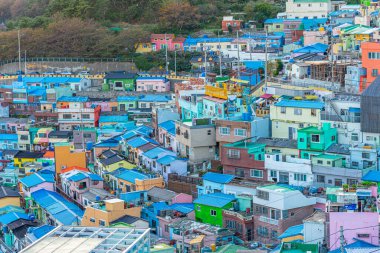 Kore 'nin Busan kentindeki Gamcheon kültür köyündeki renkli yüzler.