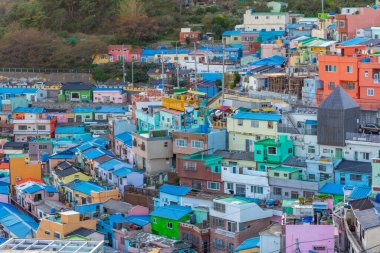 Kore 'nin Busan kentindeki Gamcheon kültür köyündeki renkli yüzler.