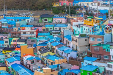 Kore 'nin Busan kentindeki Gamcheon kültür köyündeki renkli yüzler.