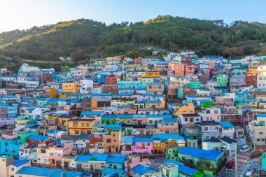 Kore 'nin Busan kentindeki Gamcheon kültür köyündeki renkli yüzler.