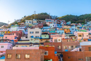 Kore 'nin Busan kentindeki Gamcheon kültür köyündeki renkli yüzler.
