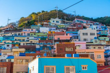 Kore 'nin Busan kentindeki Gamcheon kültür köyündeki renkli yüzler.