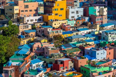 Kore 'nin Busan kentindeki Gamcheon kültür köyündeki renkli yüzler.