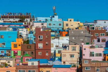 Kore 'nin Busan kentindeki Gamcheon kültür köyündeki renkli yüzler.