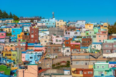 Kore 'nin Busan kentindeki Gamcheon kültür köyündeki renkli yüzler.