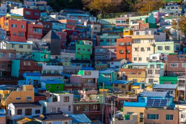 Kore 'nin Busan kentindeki Gamcheon kültür köyündeki renkli yüzler.