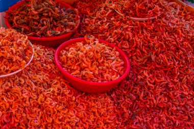 Kore 'nin Busan kentindeki Jagalchi balık pazarında kurutulmuş karides.