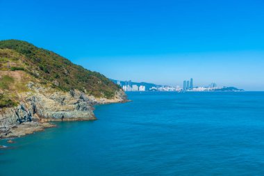 Busan silueti Kore 'nin Igidae yarımadasının arkasında görülüyor.