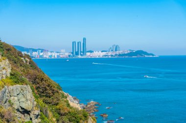 Busan silueti Kore 'nin Igidae yarımadasının arkasında görülüyor.