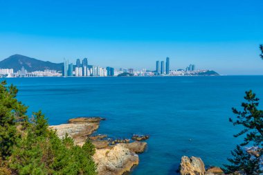 Busan silueti Kore 'nin Igidae yarımadasının arkasında görülüyor.