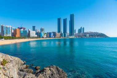 Kore Cumhuriyeti Busan 'daki Haeundae Sahili' nin arkasındaki gökdelenler.