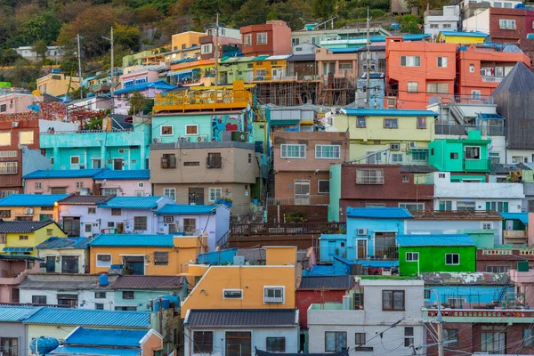 Kore 'nin Busan kentindeki Gamcheon kültür köyündeki renkli yüzler.