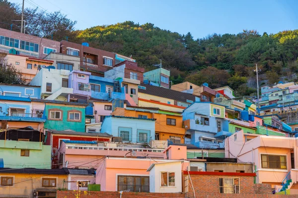 Kore 'nin Busan kentindeki Gamcheon kültür köyündeki renkli yüzler.