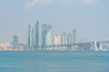 Kore 'nin Busan kentindeki Gwangan köprüsünün arkasındaki deniz kenti bölgesi.