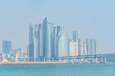 Kore 'nin Busan kentindeki Gwangan köprüsünün arkasındaki deniz kenti bölgesi.