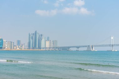 Kore 'nin Busan kentindeki Gwangan köprüsünün arkasındaki deniz kenti bölgesi.