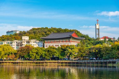 Kilise, Kore Cumhuriyeti 'nin Daegu kentindeki Duryu parkındaki bir gölete yansıdı.
