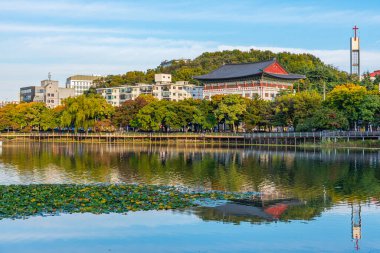 Kilise, Kore Cumhuriyeti 'nin Daegu kentindeki Duryu parkındaki bir gölete yansıdı.