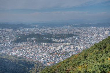 Daegu, Kore 'deki Apsan Dağı' ndan 83 kulesinin havadan görüntüsü.