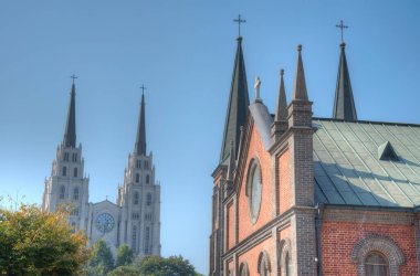 Jeil Kilisesi, Kore 'nin Daegu şehrindeki Lourdes Leydisi' nin katedralinin arkasında görüldü.