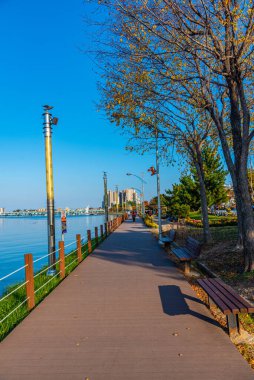 Kore Cumhuriyeti Cheongchoho Gölü 'nün yanında gezinti güvertesi.