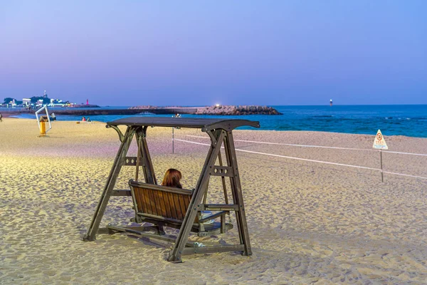 大韩民国Sokcho海滩上的摇椅 — 图库照片