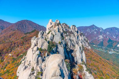 Kore Cumhuriyeti 'ndeki Seoraksan Milli Parkı' nda Ulsan Bawi zirvesi