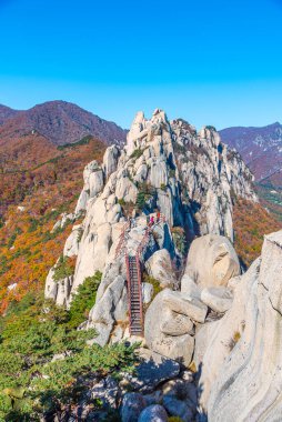 Kore Cumhuriyeti 'ndeki Seoraksan Milli Parkı' nda Ulsan Bawi zirvesi