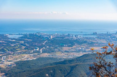Sokcho, Seoraksan Ulusal Parkı 'ndaki Ulsan Bawi' den izledi.