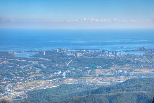 从大韩民国Seoraksan国家公园的Ulsan Bawi观看Sokcho — 图库照片