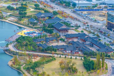 Kore Cumhuriyeti Incheon 'daki Songdo Central Park' taki Hanok köyünün hava görüntüsü.
