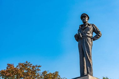 Douglas MacArthur 'un Incheon, Kore' deki heykeli.