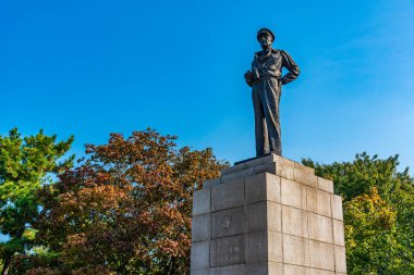 Douglas MacArthur 'un Incheon, Kore' deki heykeli.
