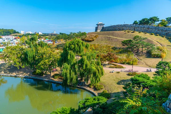 大韓民国水原にある板門店亭と龍淵池 — ストック写真