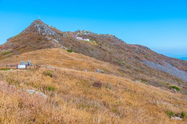 Kore Cumhuriyeti 'nin Gwangju yakınlarındaki Mudeungsan Milli Parkı' nın zirveleri.
