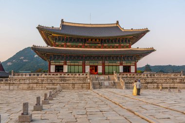 Kore 'nin Seul şehrindeki Gyeongbokgung Sarayı' nın günbatımı manzarası. Tabelada 