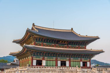 Kore 'nin Seul şehrindeki Gyeongbokgung Sarayı' nın günbatımı manzarası. Tabelada 