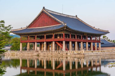 Kore Cumhuriyeti, Seul 'deki Gyeongbokgung Sarayı' ndaki Gyeonghoeru pavyonunun gün batımı manzarası. Tabelada 