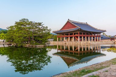Kore Cumhuriyeti, Seul 'deki Gyeongbokgung Sarayı' ndaki Gyeonghoeru pavyonunun gün batımı manzarası. Tabelada 