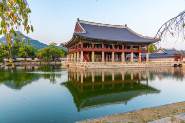 Kore Cumhuriyeti, Seul 'deki Gyeongbokgung Sarayı' ndaki Gyeonghoeru pavyonunun gün batımı manzarası. Tabelada 